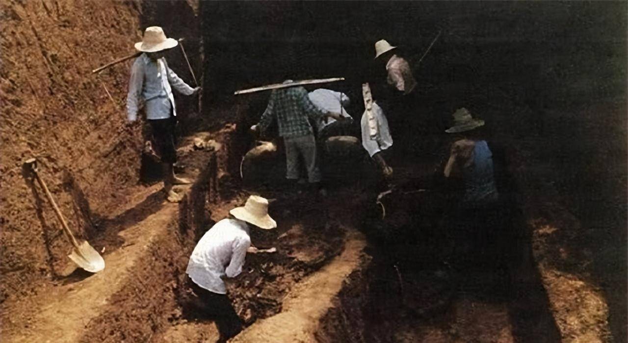 确实如"尸毒"民间传言一般,墓中有刺鼻的味道,且有一具不腐烂的尸体