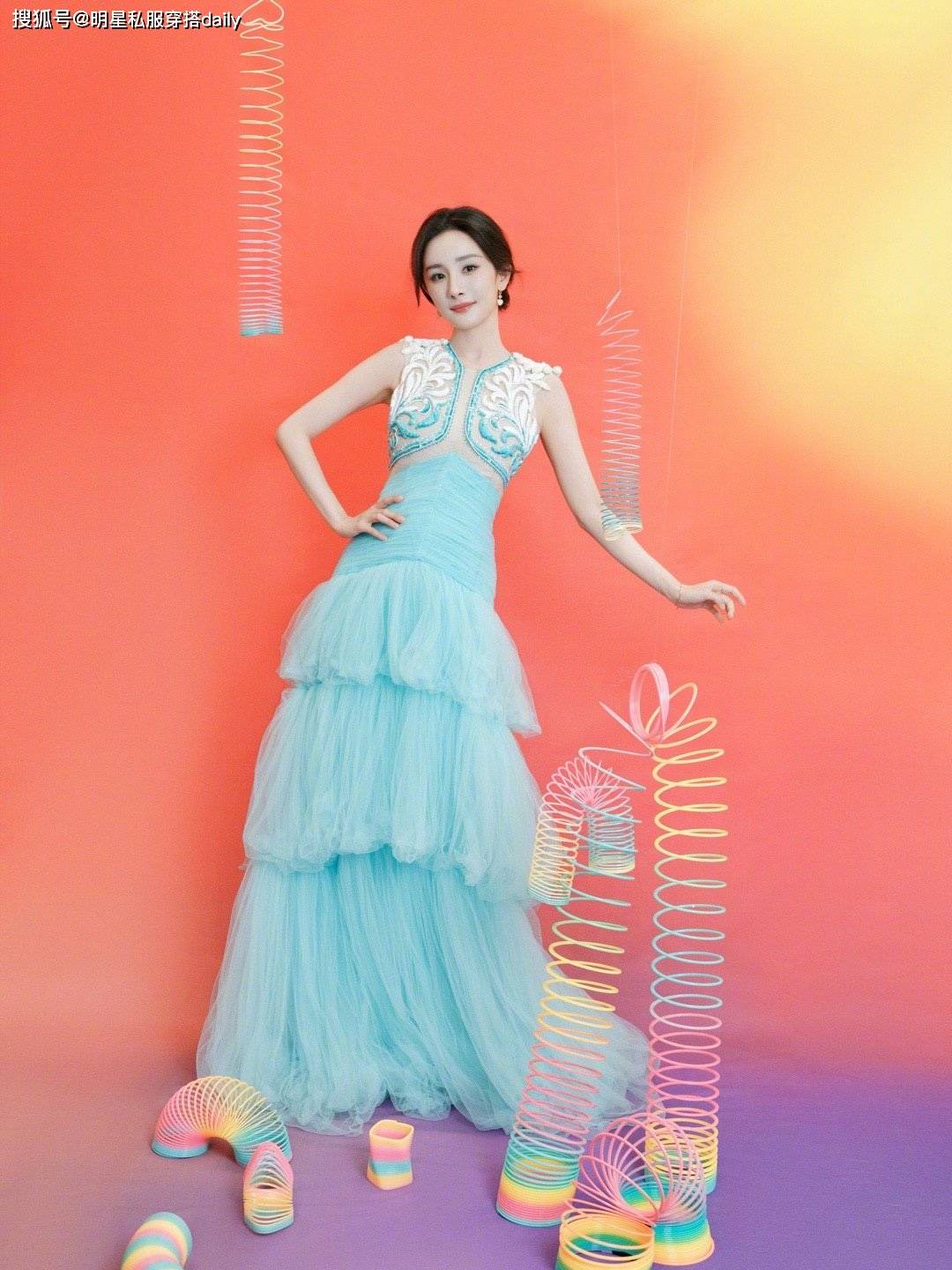 杨幂这是"蓝精灵"吧,蓝白拼接纱裙飘逸灵动,仿若蓝色公主