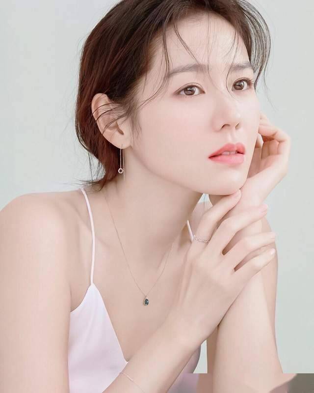 提到韩国的女星,孙艺珍无疑是其中的佼佼者.