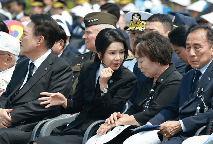 韩国第一夫人穿黑色套装出席纪念日活动！扎低马尾又嫩了 太冻龄