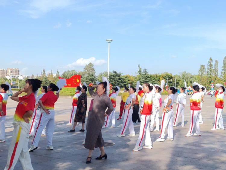 七律 广场适趣(外五首)