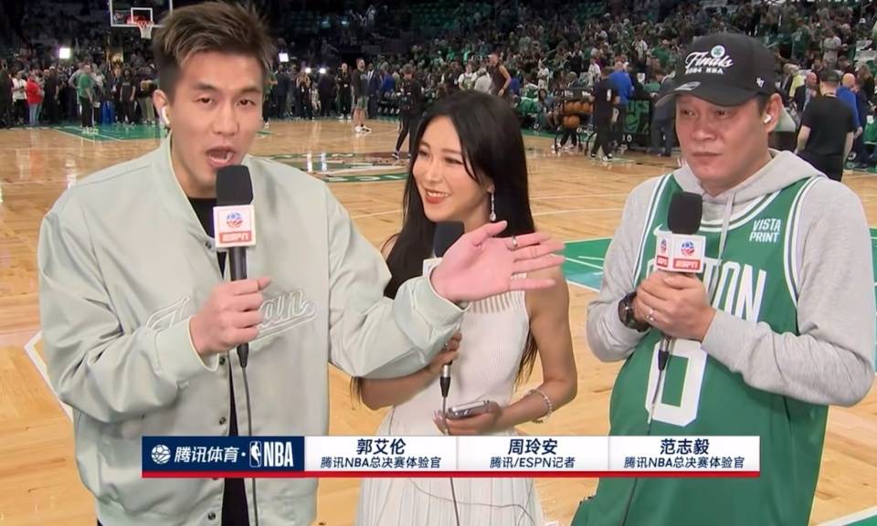 比总决赛还精彩,朱芳雨和郭艾伦直播"斗嘴",请注意杨鸣表情