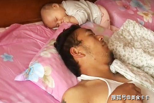 爸爸带着宝宝睡觉，当他醒来时，宝宝已经“迷路”了。爸爸的表情细节被放大了，他笑了_宝宝_老公_大床。