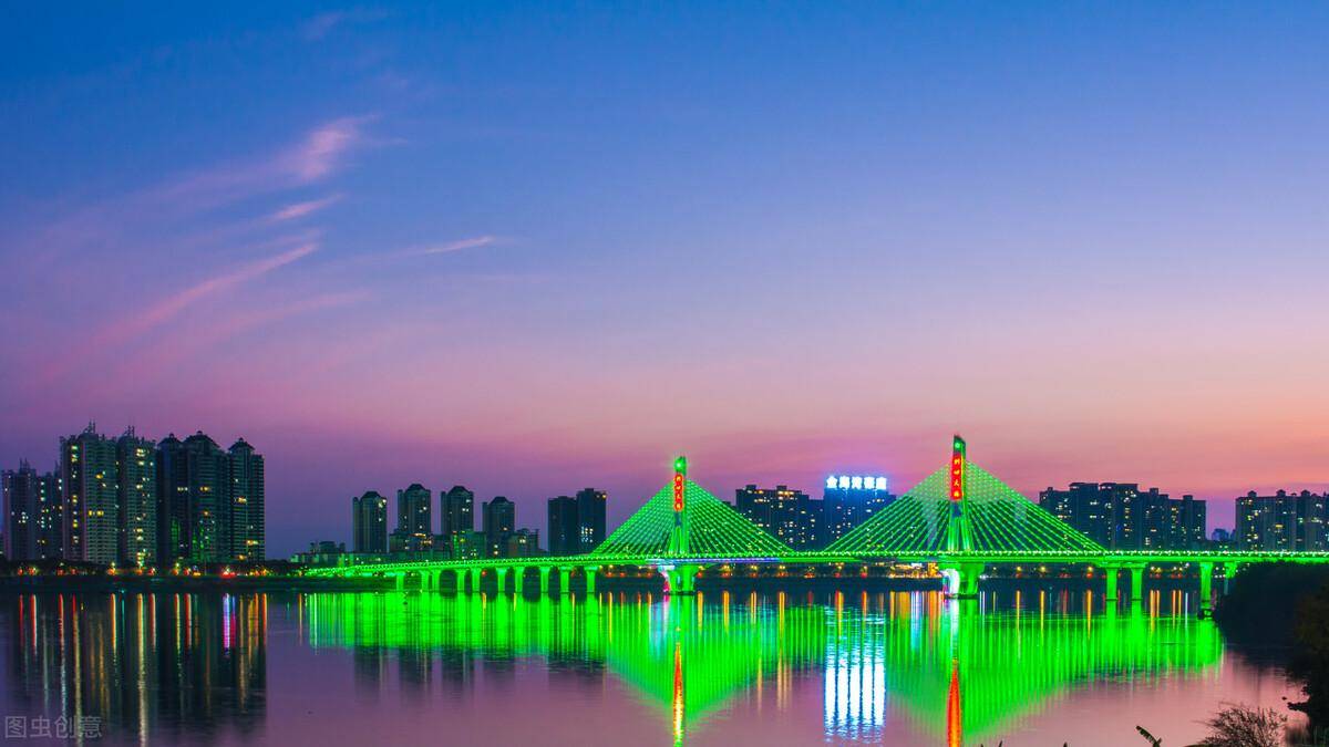 晚上的北江两岸灯火通明,洲心大桥被誉为最美的彩虹桥