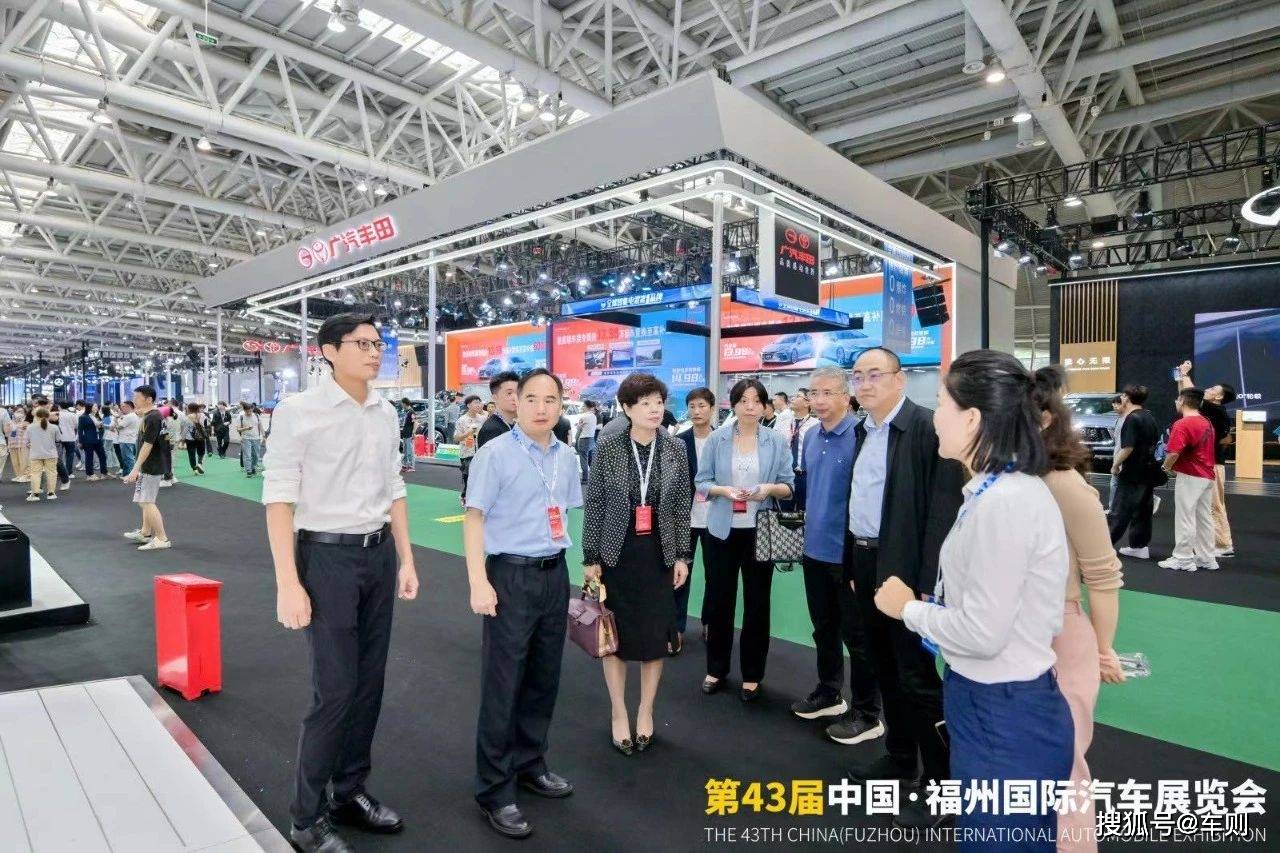 商务部驻福州特办副特派员陈霖,省商务厅二级巡视员卓荔芸,财政部福建