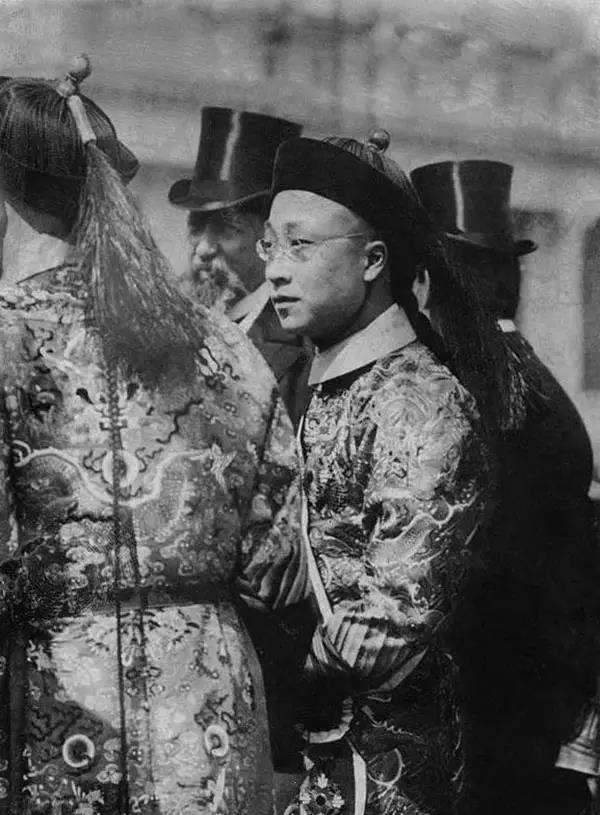 然而,奕纬却被父亲道光帝厌弃,以致养成了放荡不羁的性格,误了一生,不