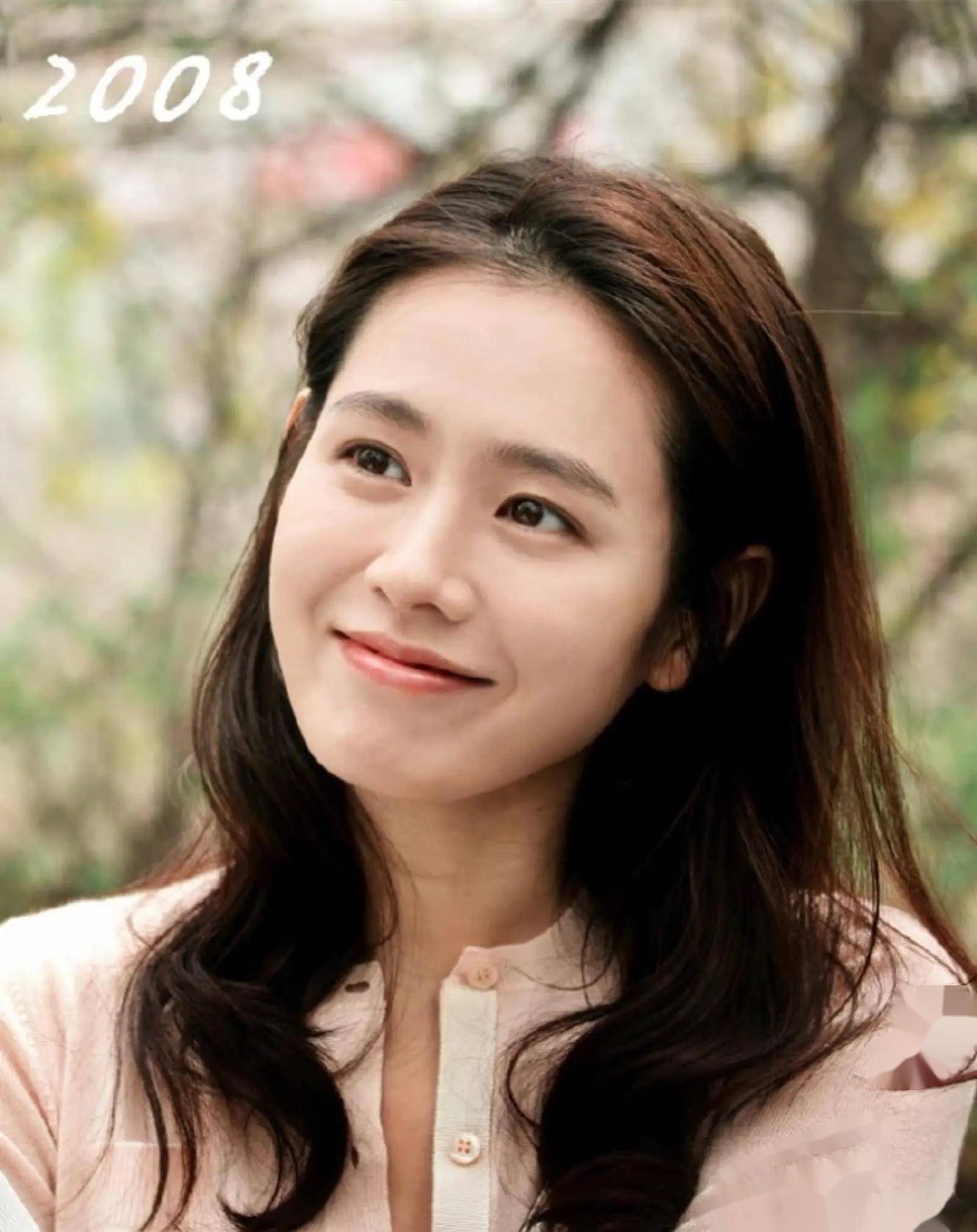 孙艺珍写真南韩女神的美貌,让你一眼就爱上的迷人风采!