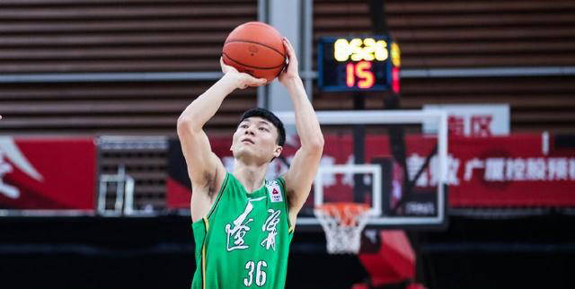 辽宁男篮续约防守悍将鄢手骐,加强阵容深度和稳定性