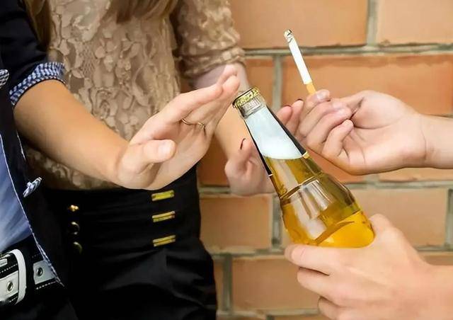 最后,戒烟限酒,为骨骼健康保驾护航.