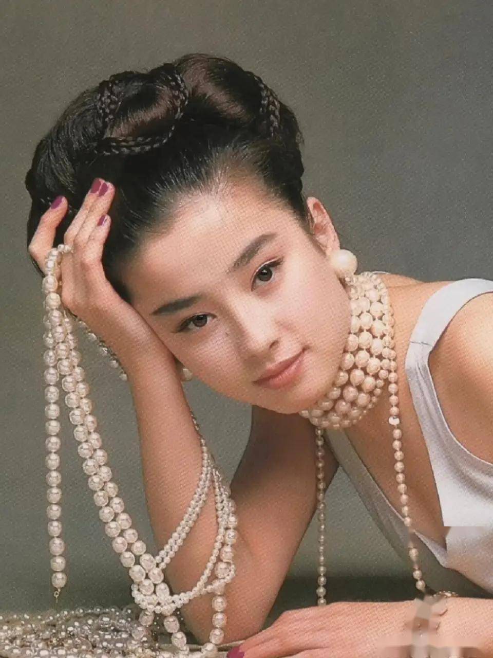 理惠的绝美宫泽理惠写真,这身材真的绝,女神的每一个角度都美艳!