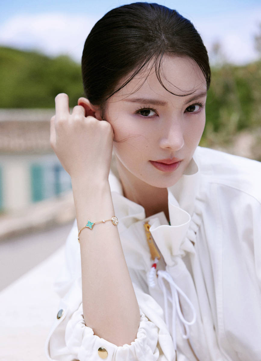 在这组照片中,金晨松弛惬意地漫步在法国小镇的街道上,微风轻拂,如梦