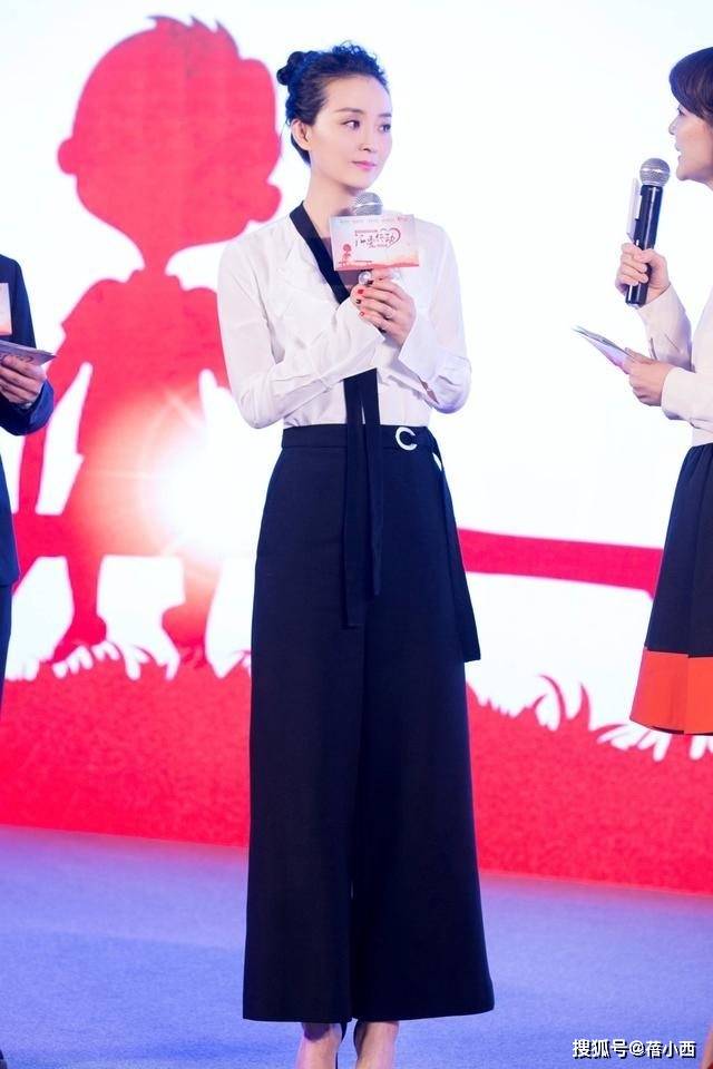 女人过了40岁,少穿牛仔裤配t恤,学王艳的穿搭,优雅又有高级感