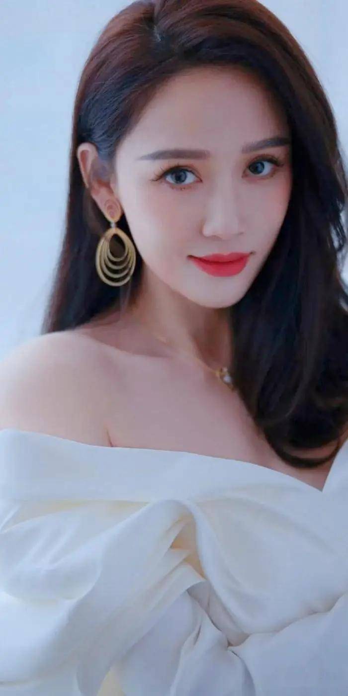 陈乔恩写真大公开,性感女神的韵味,美貌与魅力的完美结合!