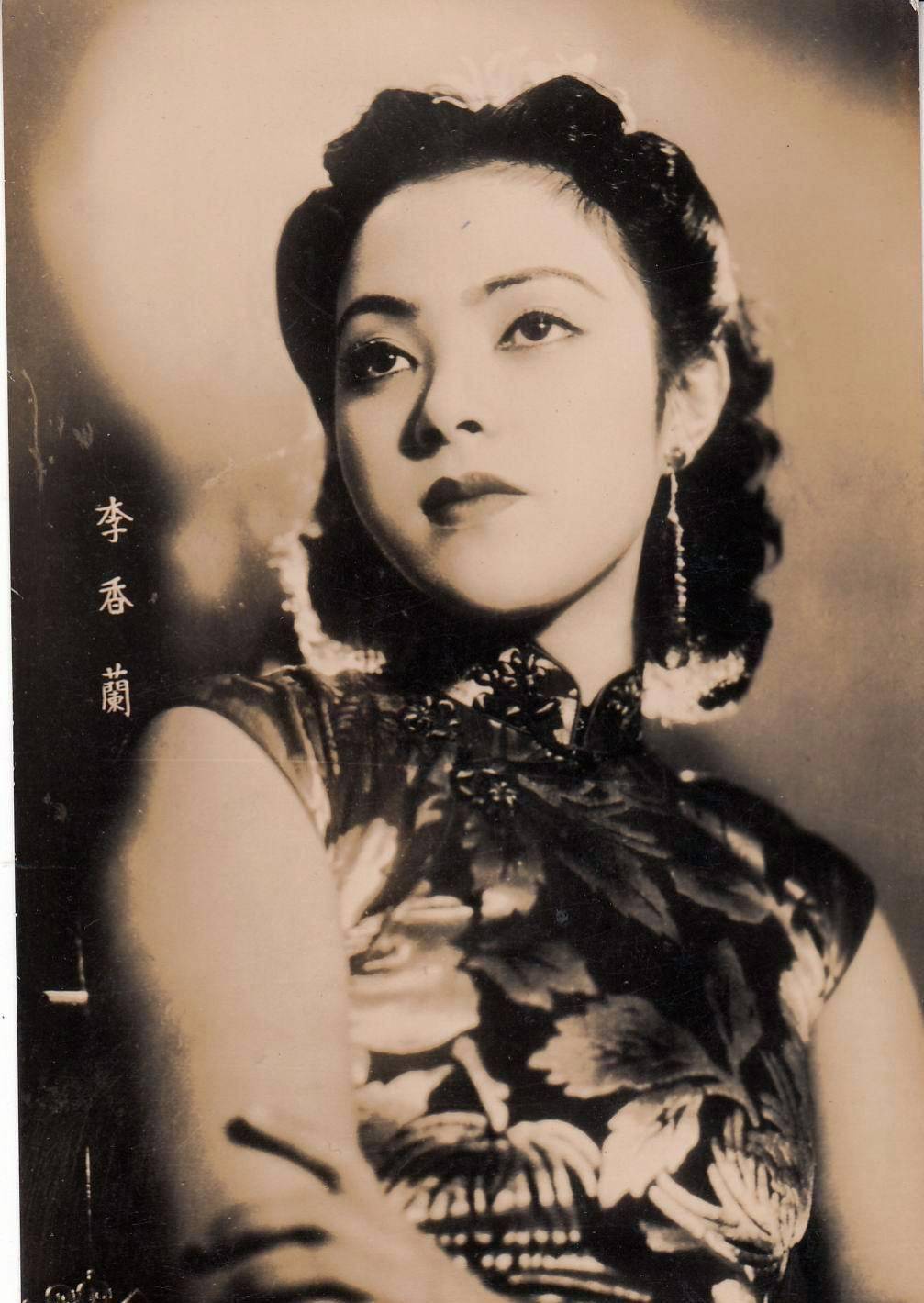 出名时她瞧不上一个戏子,几十年后,她狼狈离世,戏子已