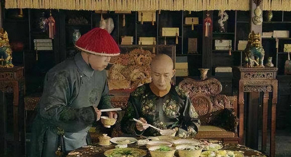 古代皇帝吃饭前,试菜太监是为了试毒吗?太监:尝尝咸淡
