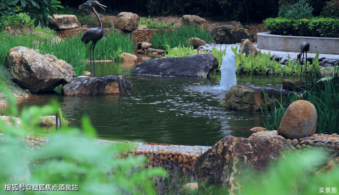 一溪:1000米溪岸,活水点染此间大美项目内部打造了一条沿着台地蜿蜒的