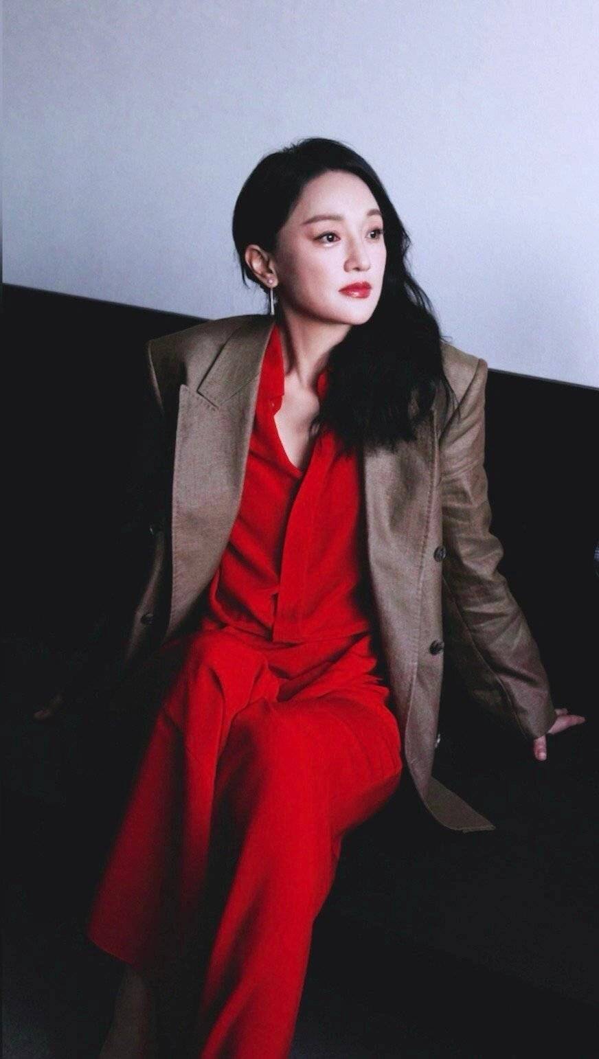 49岁的"周迅"又带火了极简穿搭:西装 红色连衣裙,高级又洋气