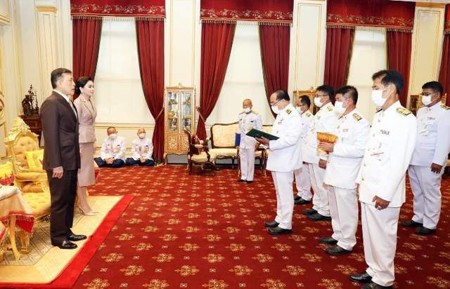 苏提达王后容光焕发,一袭裸色礼服温柔入骨,在外交场合表现完美