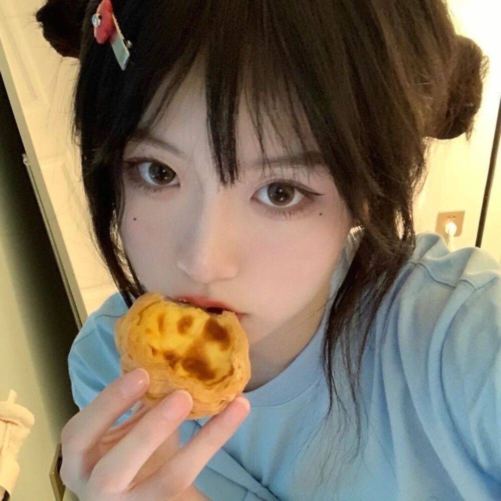 御妍苑:饱满水润的唇形,仿佛自带微笑,让人看起来更加甜美可人