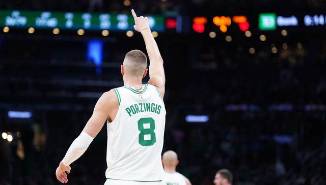 波尔津吉斯与诺维茨基的对决:绿军开局胜利_莱夫利_欧文_霍福德