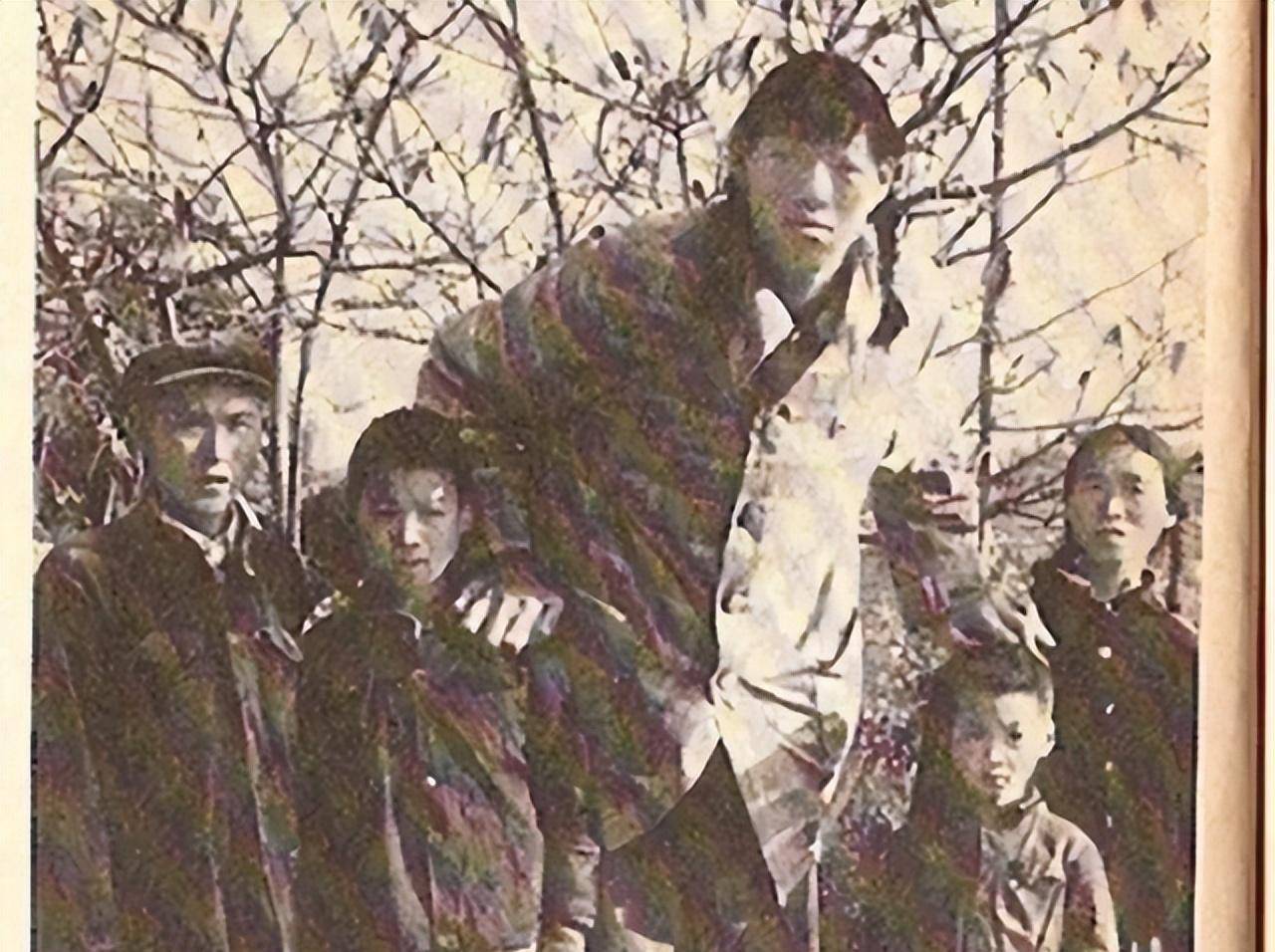 女巨人曾金莲:高2.48米,一顿吃2斤饭,鞋穿60码,遗体至今封存