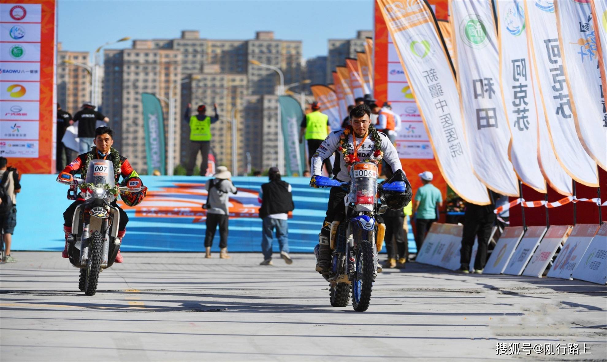 环塔拉力赛摩托车篇丨穿越沙漠,绿洲,戈壁,感受别样的新疆