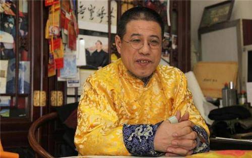 他是乾隆7世孙,身穿龙袍手戴帝王扳指,公开祭祖排场非常大_爱新觉罗·