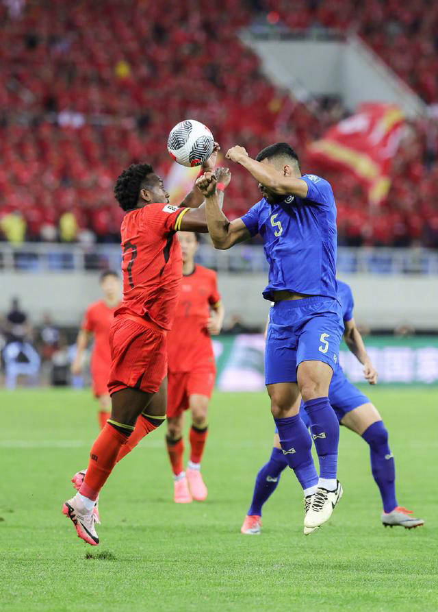 韦世豪表现成熟,获队友王大雷肯定,对国足阵容提出疑问