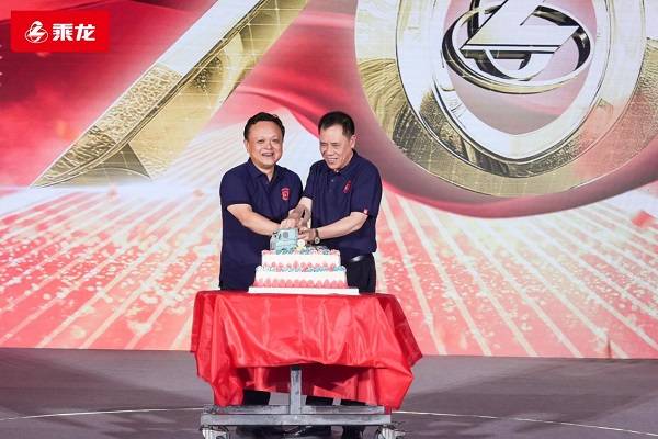 东风柳汽党委书记宣颖与盛辉物流总裁刘用辉共同上台,切下象征着团结