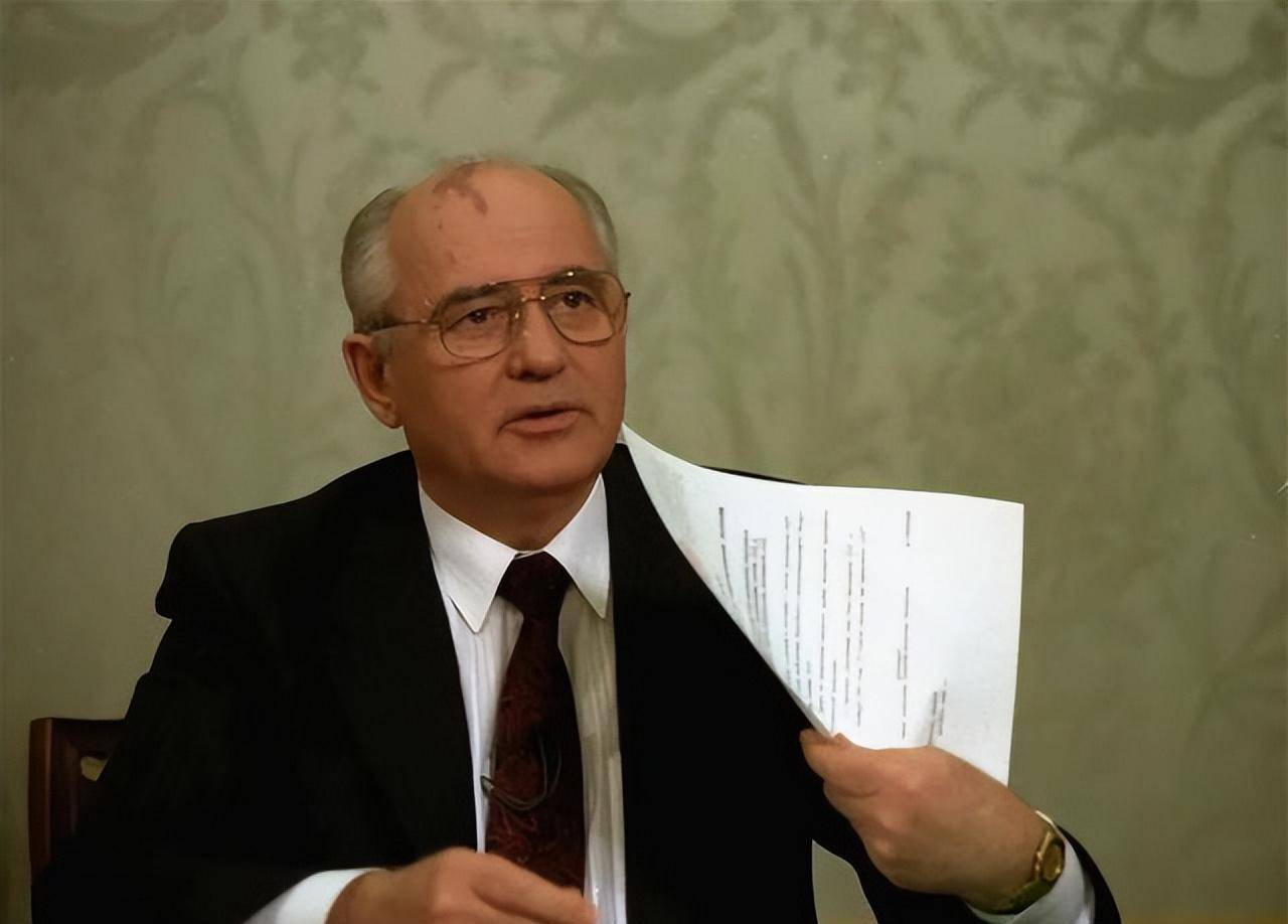 曾抱怨退休工资只有10美元,为了生活到处接广告_俄罗斯_苏联_政治