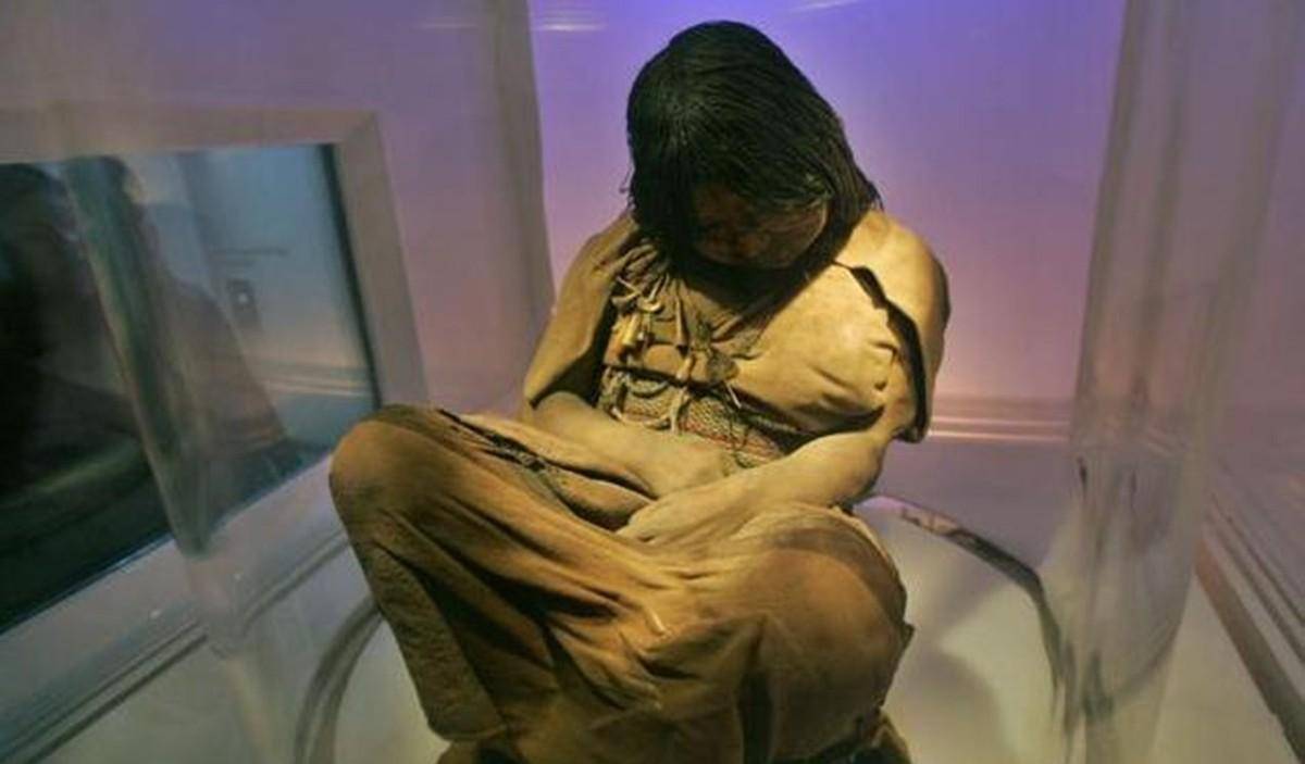 6700米山顶惊现冰冻少女,历经500年容颜未变,怪异死相揭露身份