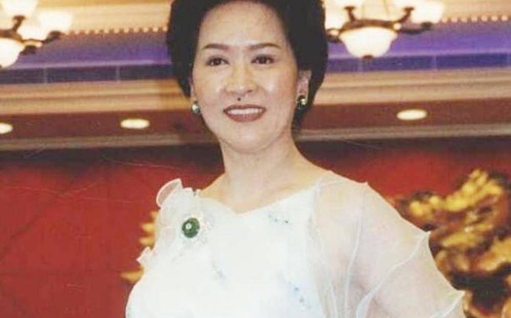 洪金梅:为嫁豪门穿了30年塑身衣,生4个孩子,最后遗产只得1元钱