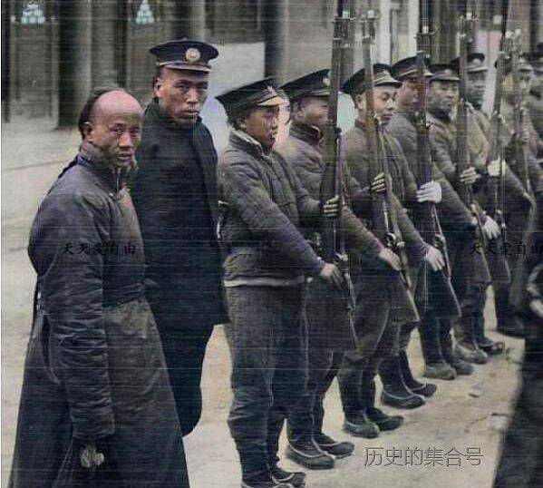 老照片里的清军,现代化程度让人咋舌,仔细看训练方式尤其是图2
