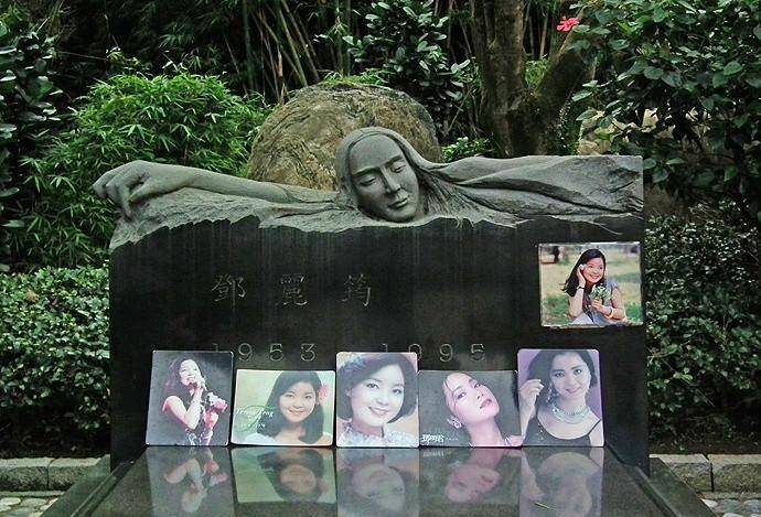 【邓丽君墓志铭】邓丽君生前曾说:"我最大的财富,就是是十亿个掌声和