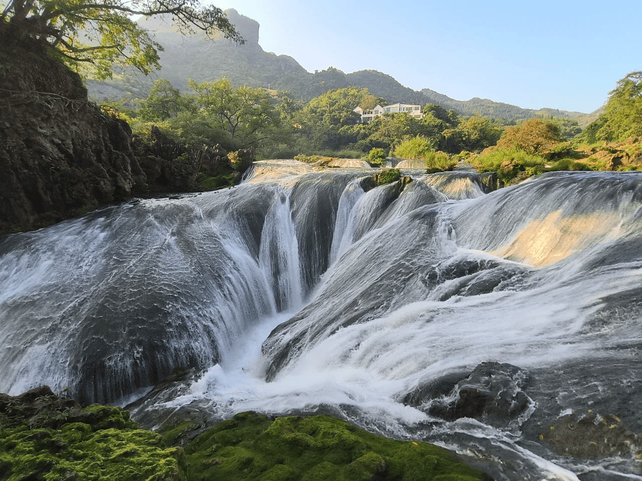 除了观瀑亭的壮丽景观,黄果树瀑布下游6公里处还有漂流项目