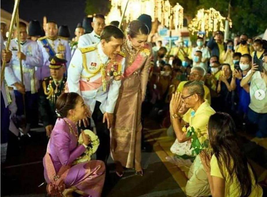 泰国大公主真给老爸面子,跪在水泥地上为泰王捧场,忙得满头大汗