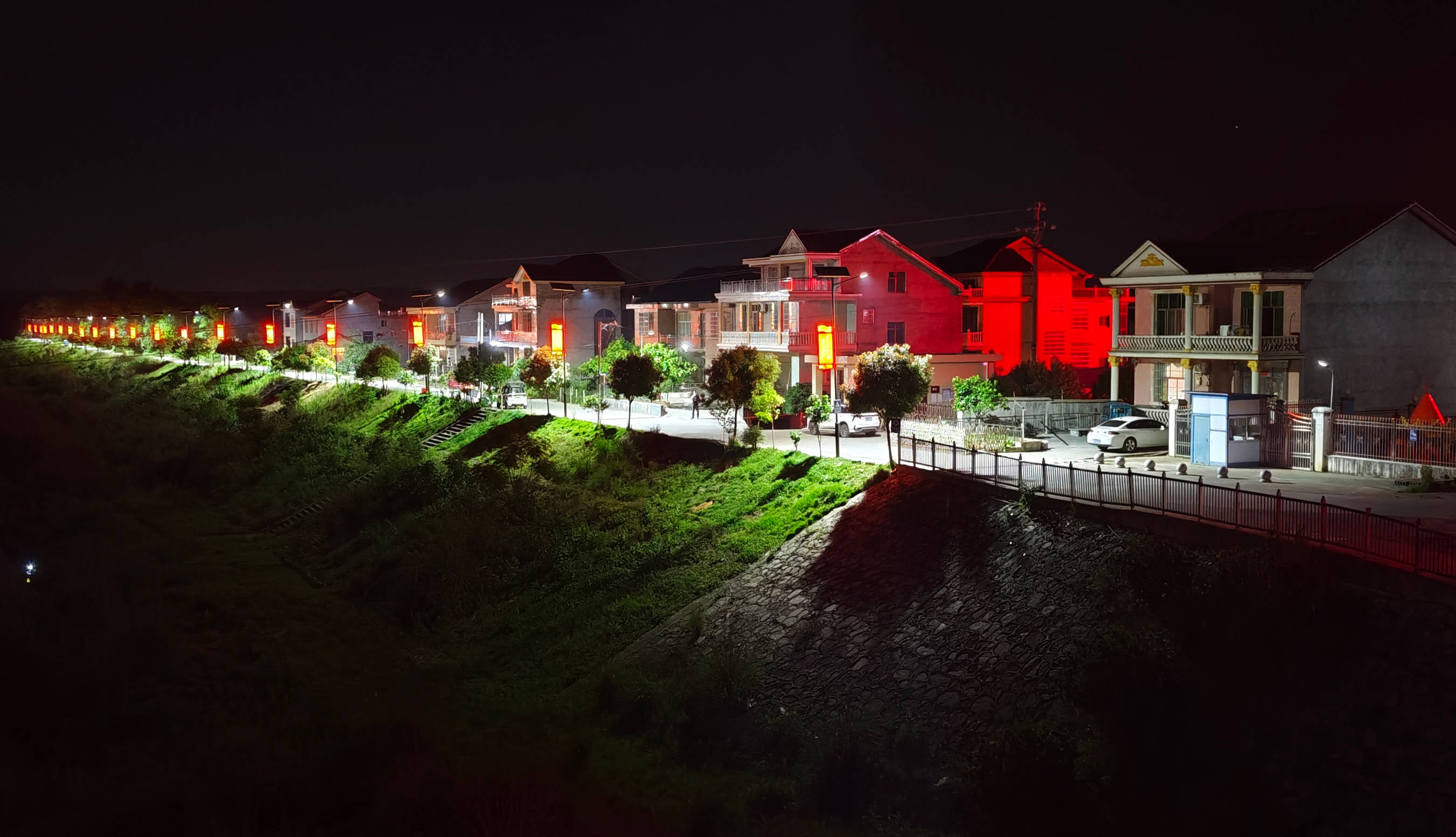 路灯照亮村道,红色照耀民心--溆浦县太阳能路灯安装工程助力农村人居