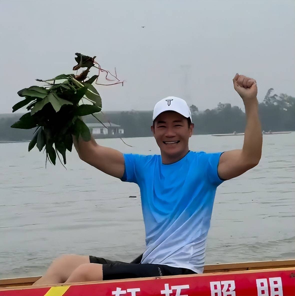 61岁港星张兆辉佛山参加龙舟比赛！胸肌若隐若现，女儿撞脸钟嘉欣-张兆辉祖籍三水