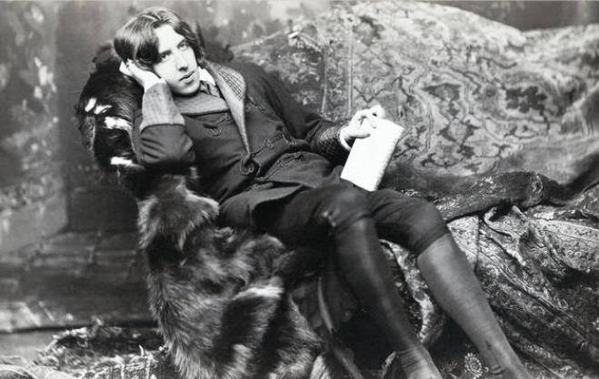 著名金句王王尔德:因生前的一句话,墓碑吸引无数少女献吻