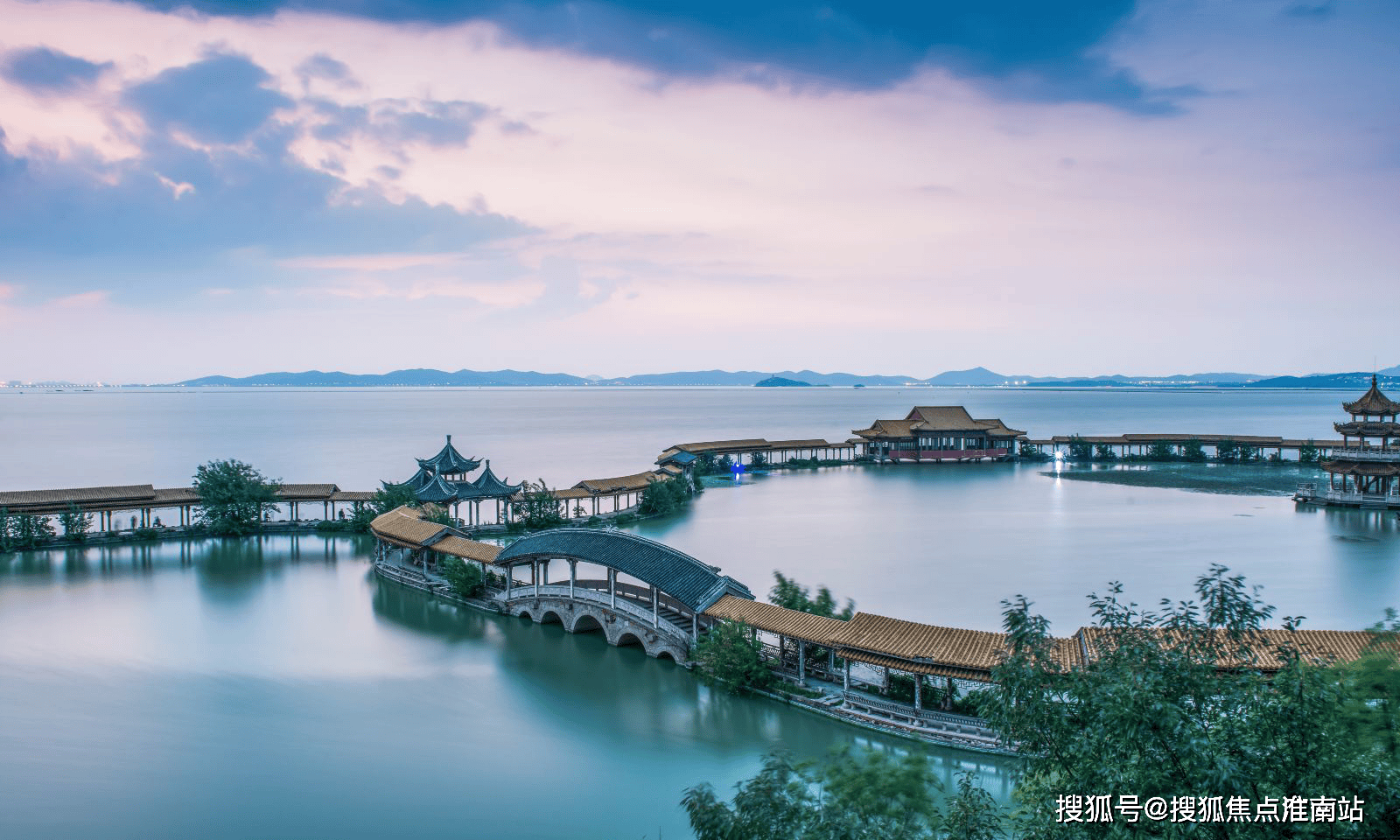 的厚重与璀璨,一面是长宁西郊国宾馆的庄重与恢弘,跨越时空,越过山河