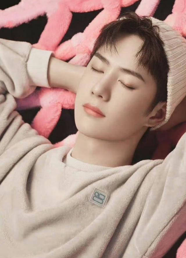 王一博法网奇遇记:冰淇淋,肤色变化与网球激情