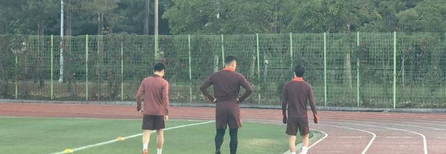 国足抵韩首训：4伤号单练，武磊膝伤成隐忧，伊万意欲调整战术-足球比赛中国队对韩国队比赛结果