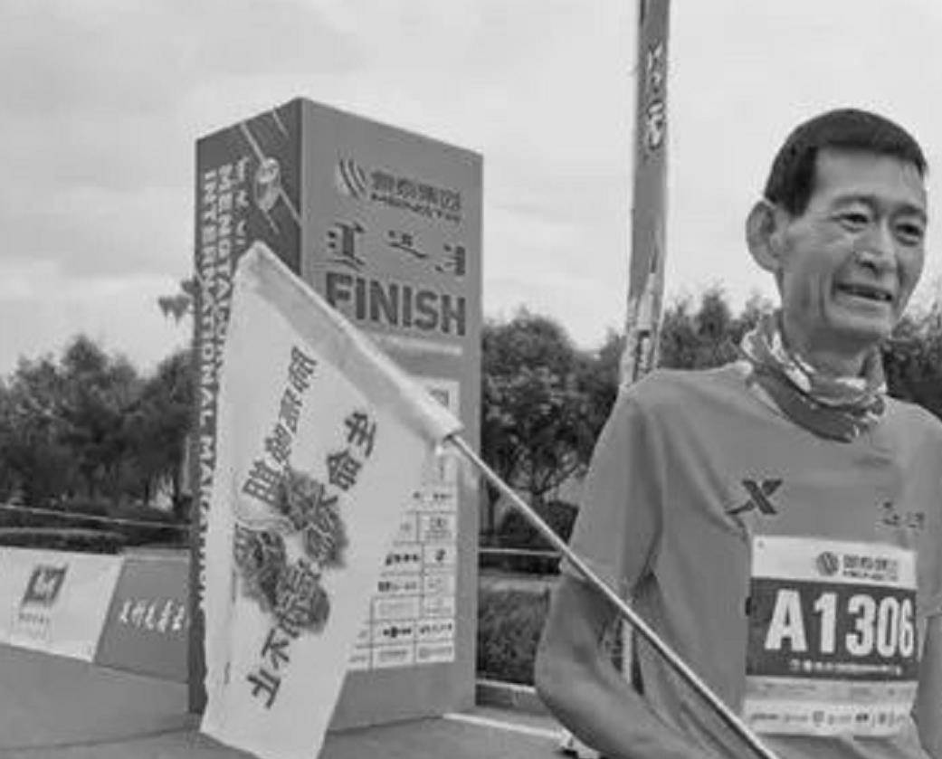 跑马抗癌斗士贺明:4年跑了61场马拉松,临终还想捐献遗体