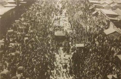 光绪皇帝国葬现场旧照:场面壮观,128人抬棺,百姓自发下跪相送