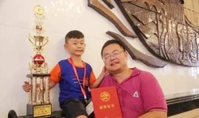 5岁就会开飞机的神童,其父利用名声开教育机构,后被责令整改