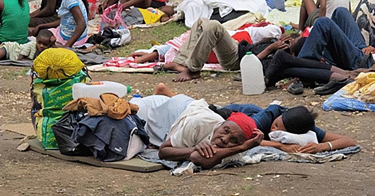 2021年海地总统遇刺:左眼被挖鲜血沾满白衬衫,公文包被枪手拿走