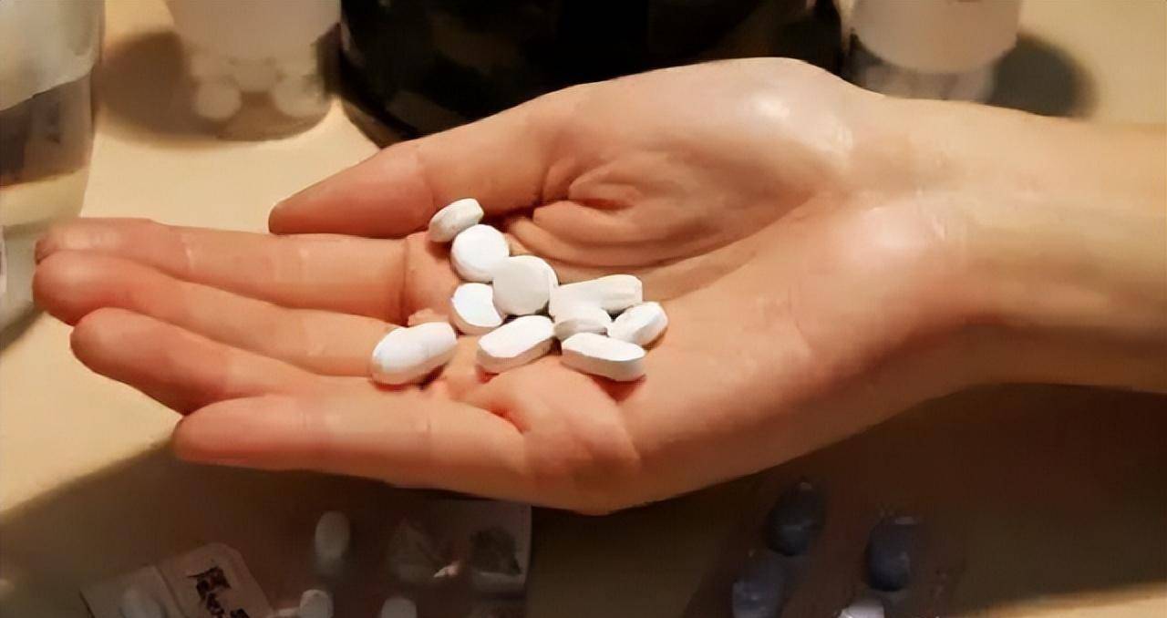 2013年,18岁高三学生花60万雇凶弑父杀姐,姐姐临死仍锁门护弟弟