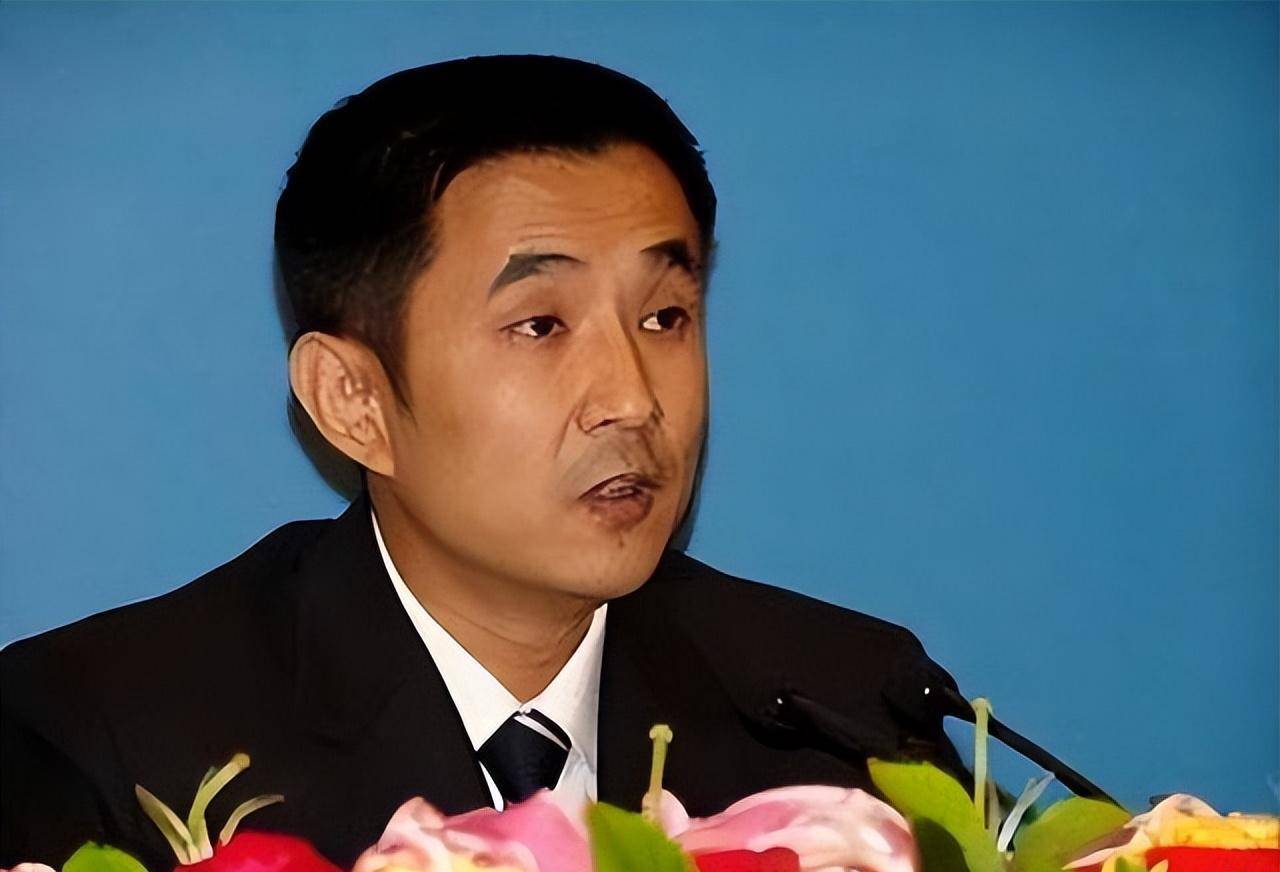 王永红:公司破产欠800亿,套61亿携女明星出逃,亲爹去世都不回