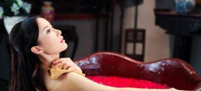 古代女孩多久洗一次澡?宫女们一年只洗一次,主要原因是怕生病?_时候_