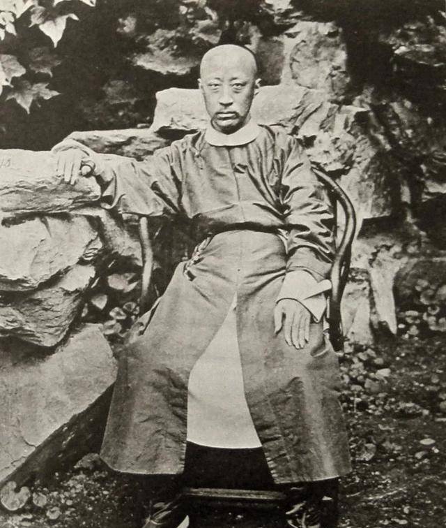 恭亲王奕訢公元1875年,同治驾崩,因为咸丰皇帝只有同治这一个儿子